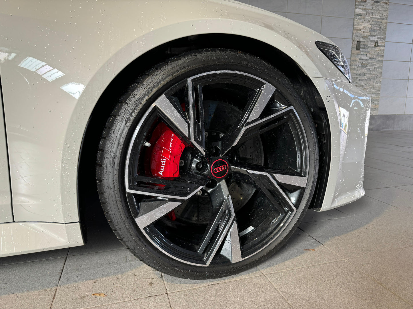 Audi RS6 C8 Radkappennaben Rot Schwarz