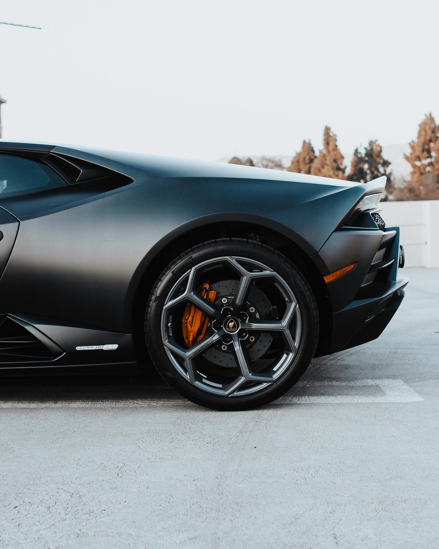 Analyzing image Lamborghini Wheel Hub Caps Carbon